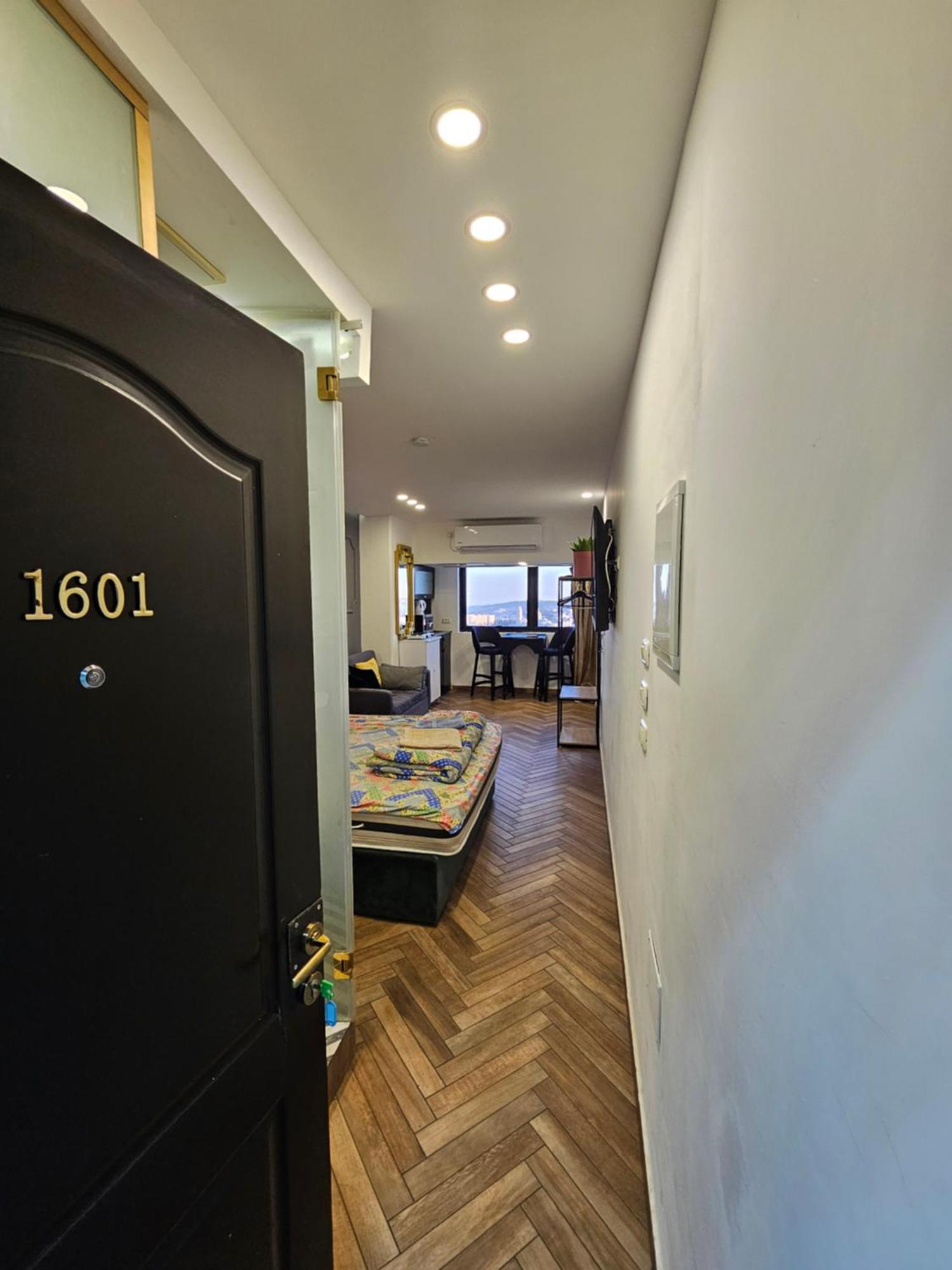 Apartment 16th Floor
